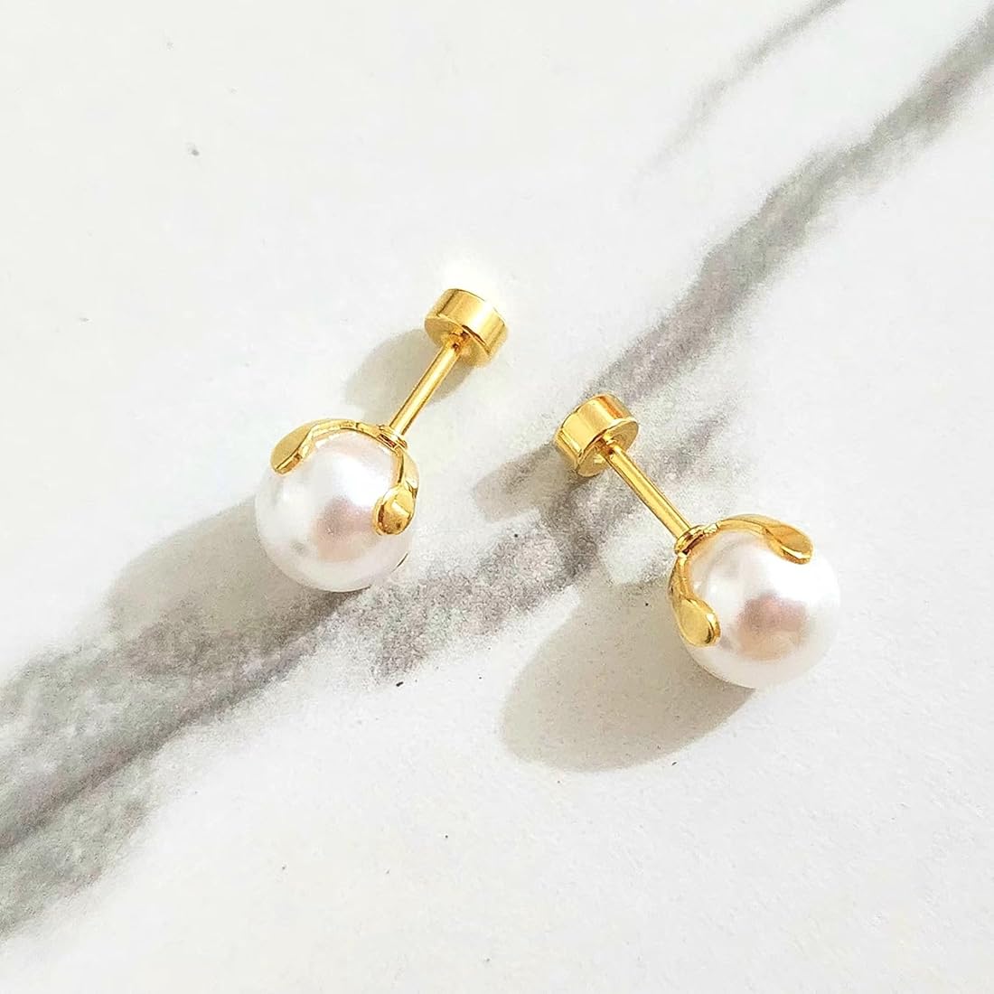 Hand Hold Pearl Winter Earring
