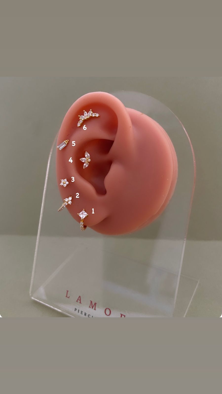 Single 3 Stones Stud Ear Piercing